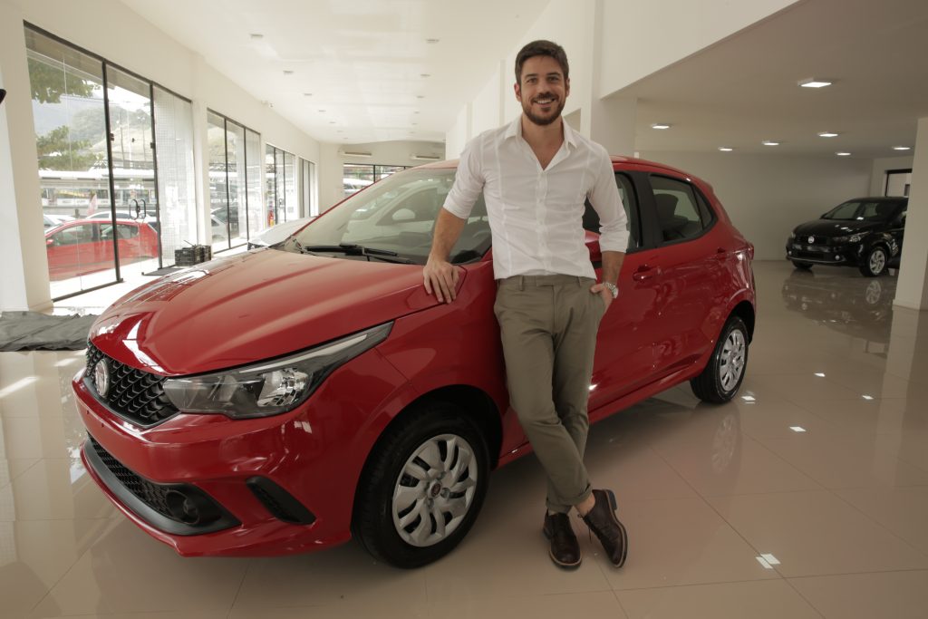 Marco Pigossi Vendedor De Carros Em Nova Campanha Digital Da Fiat